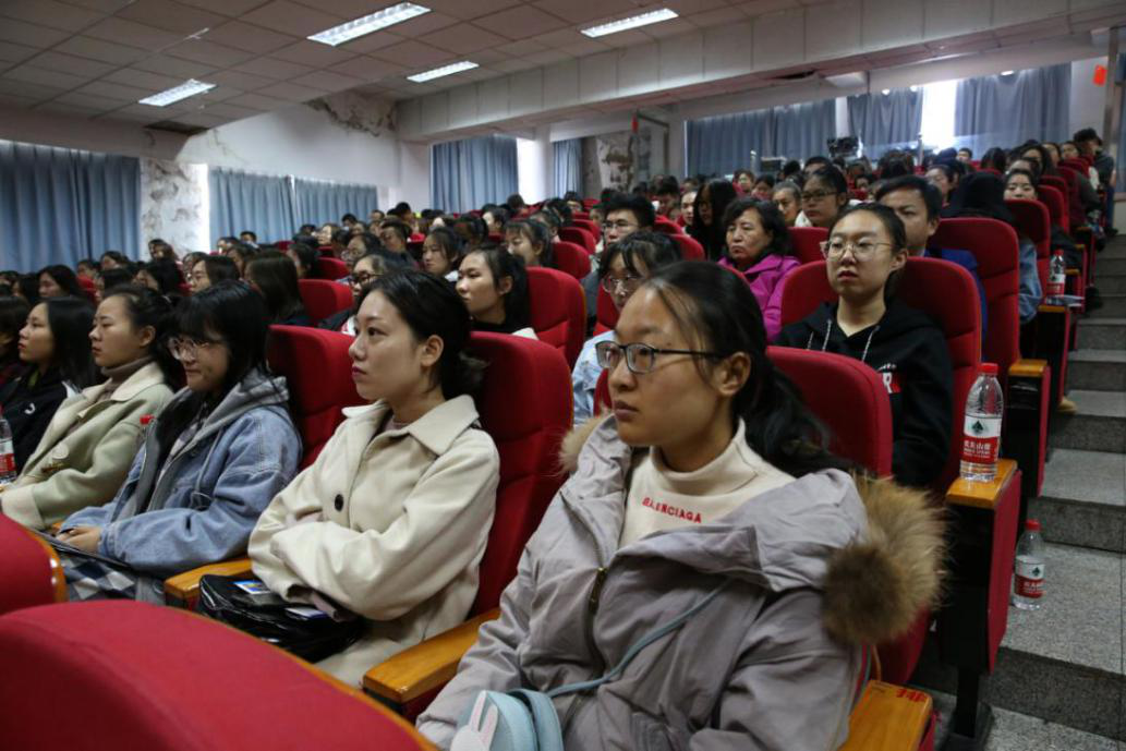 师范学院师生认真聆听科普演讲