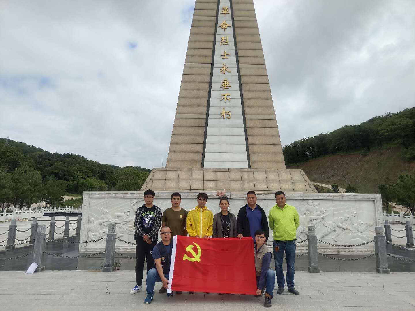 基础室铁岭临时党支部成员在纪念碑下合影