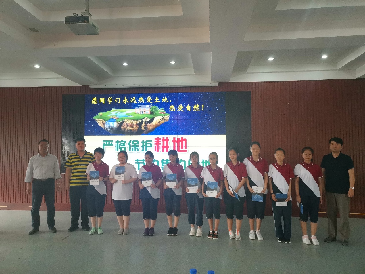发放黑土地科普图册