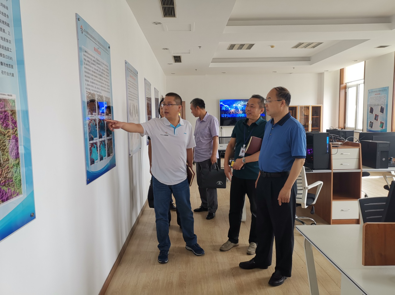 李志忠主任调研参观高分辨率对地观测系统