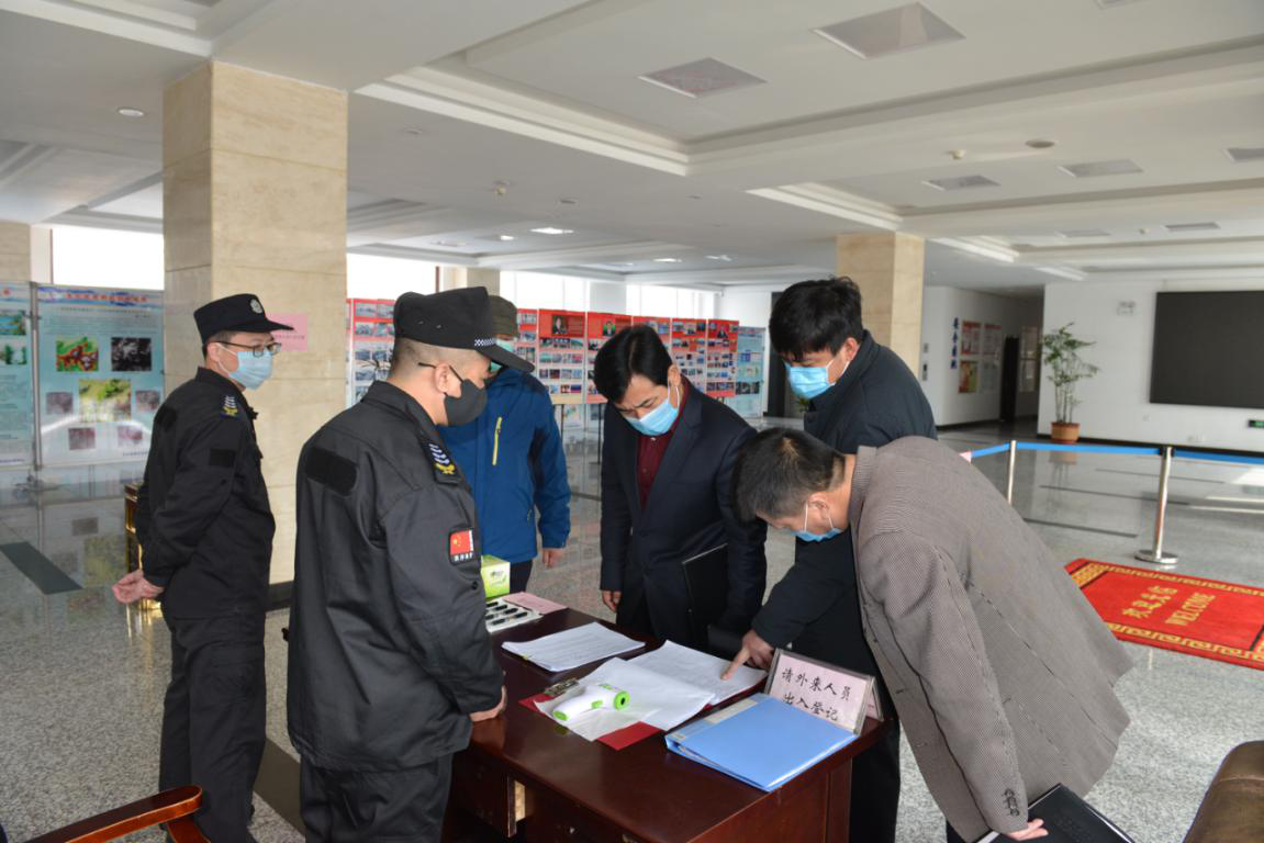 对保安人员体温测量和登记进行检查