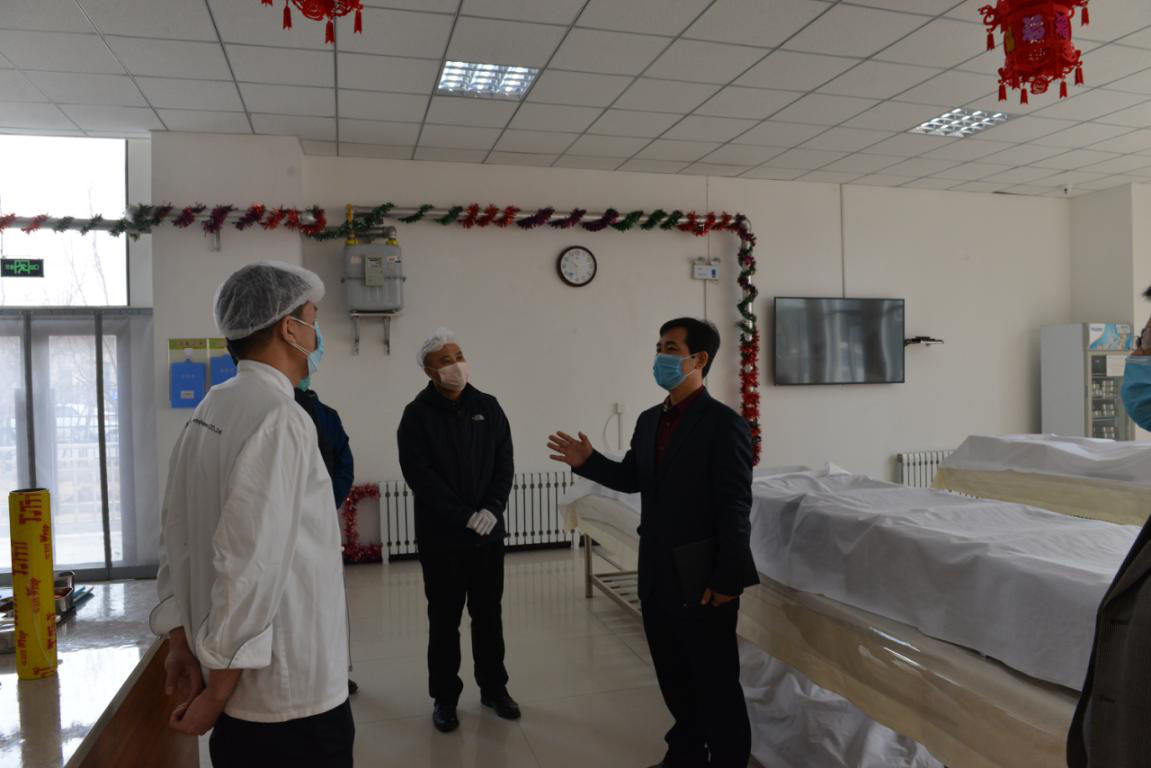 对中心职工食堂进行检查