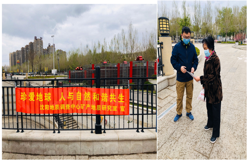 科普人员在广场发放科普传单