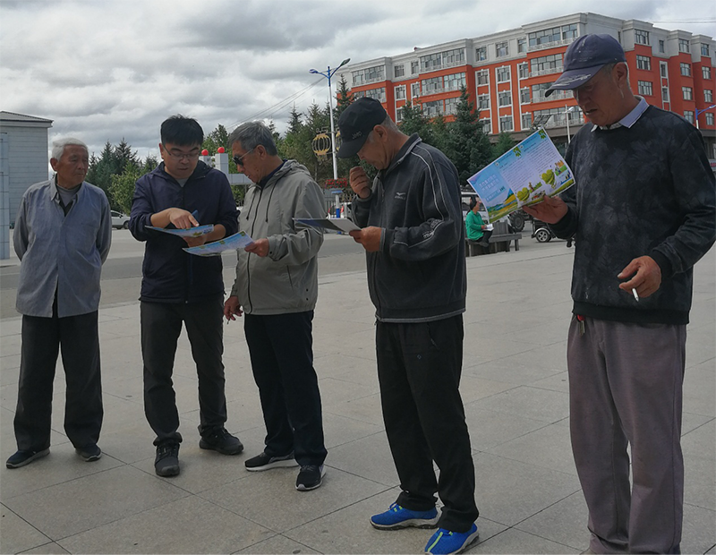 向群众讲解土地知识 (2)