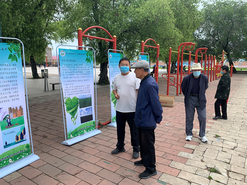 向群众讲解土地知识