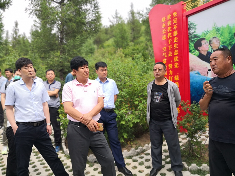 认真听取林场职工讲解