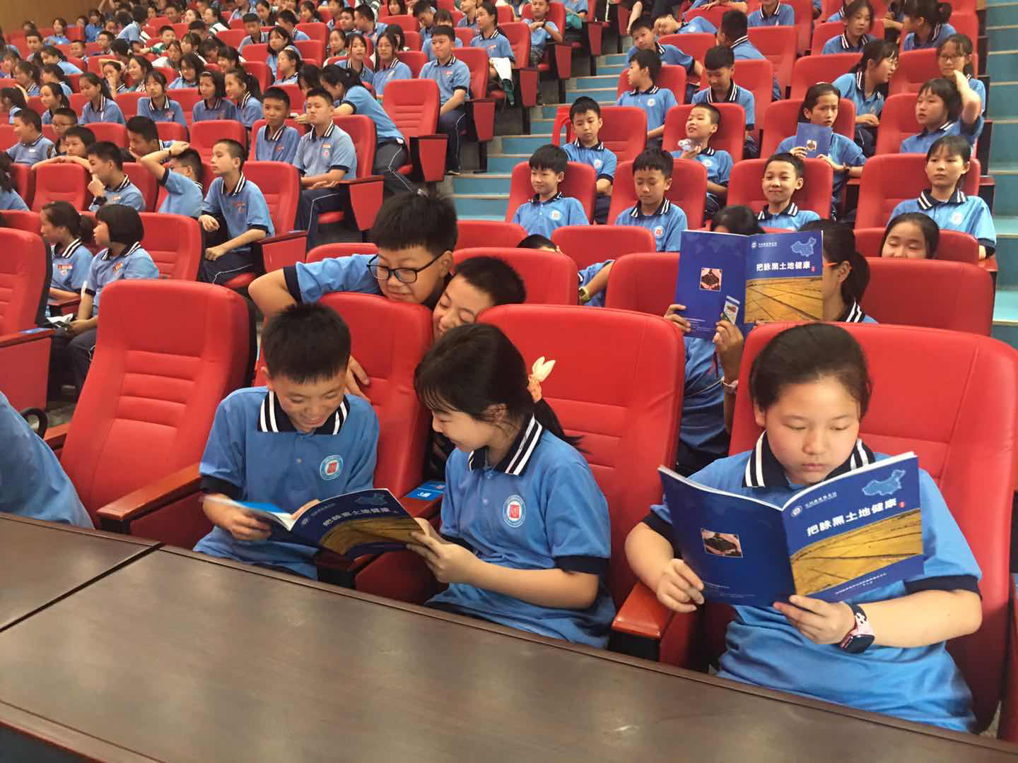 为沅陵县思源实验中学学生发放《把脉黑土地健康》宣传手册