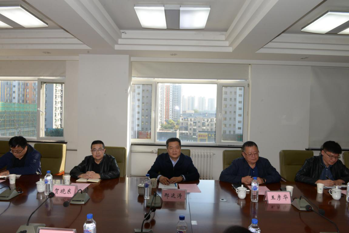 河北第五地质大队队长邢运涛介绍调研目的