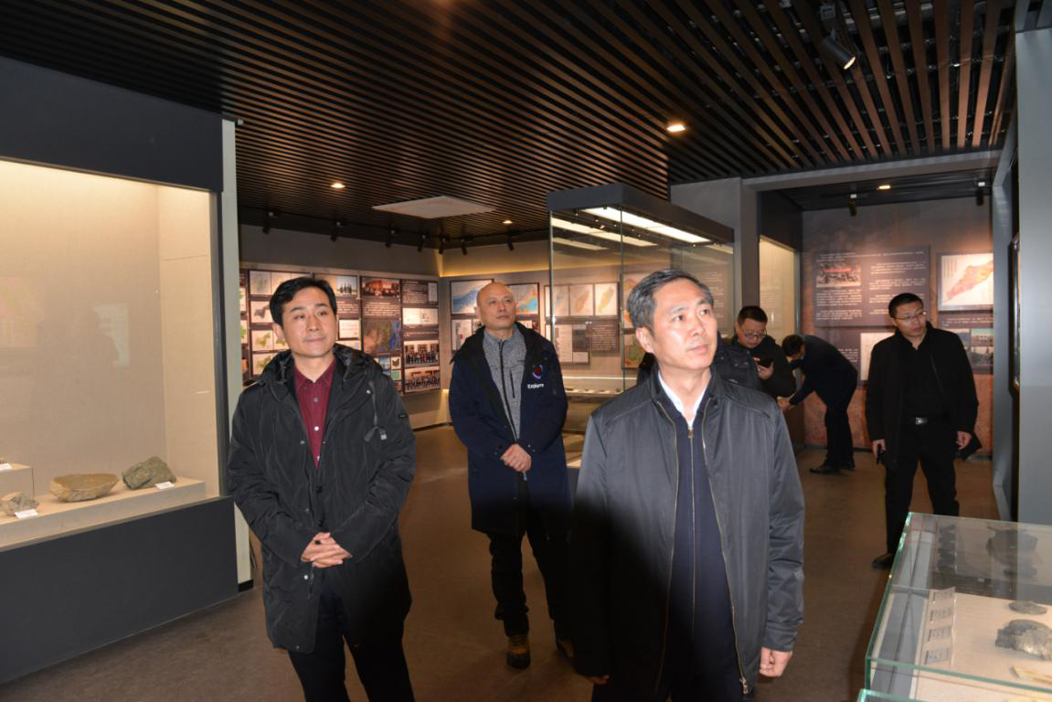 于志远书记一行参观东北地质科技创新展览室